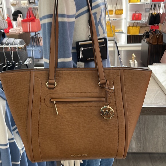 MICHAEL KORS CARINE LARGE FRONT ZIP POCKET SHOULDER TOTE BAG PURSE
NWT
LUGGAGE - Picture 7 of 16